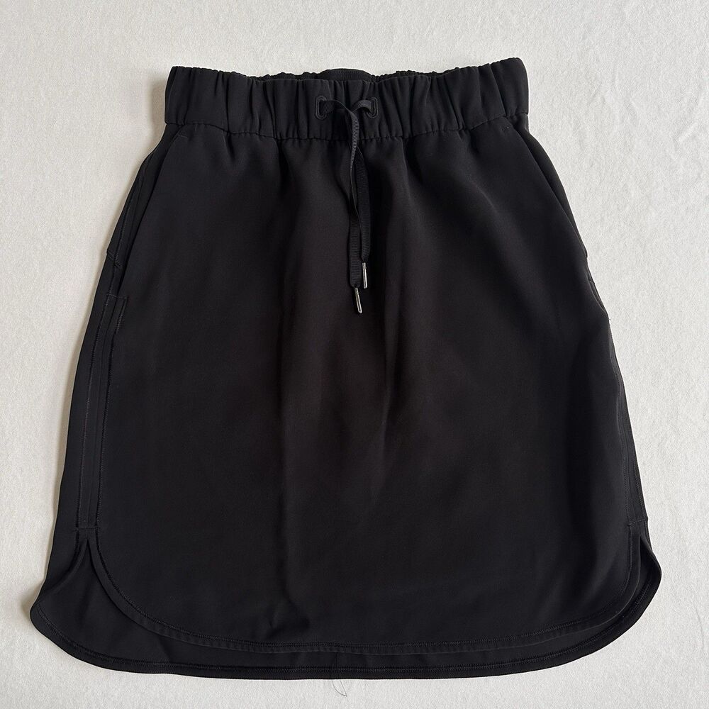 Lululemon On the Fly Skirt Elastic Waist Tie Size 4 Black Pockets